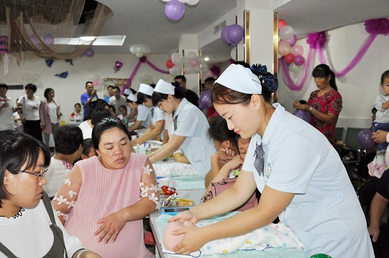 【孕妇课堂】如何做新生儿抚触(图1) 【孕妇课堂】如何做新生儿抚触(图1)