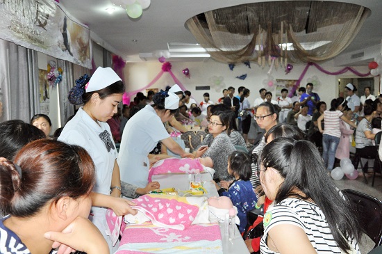 【孕妇课堂】如何做新生儿抚触(图2) 【孕妇课堂】如何做新生儿抚触(图2)