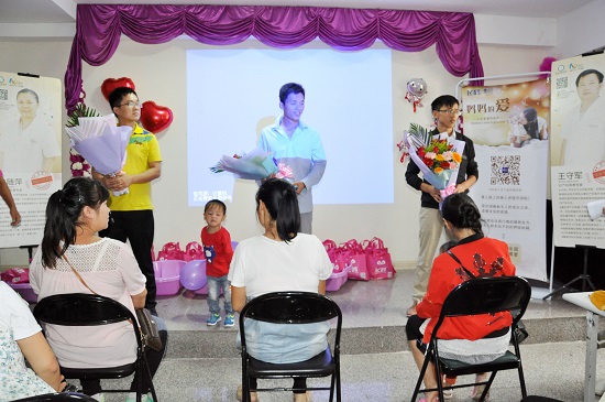 【孕妇课堂】如何做新生儿抚触(图3) 【孕妇课堂】如何做新生儿抚触(图3)